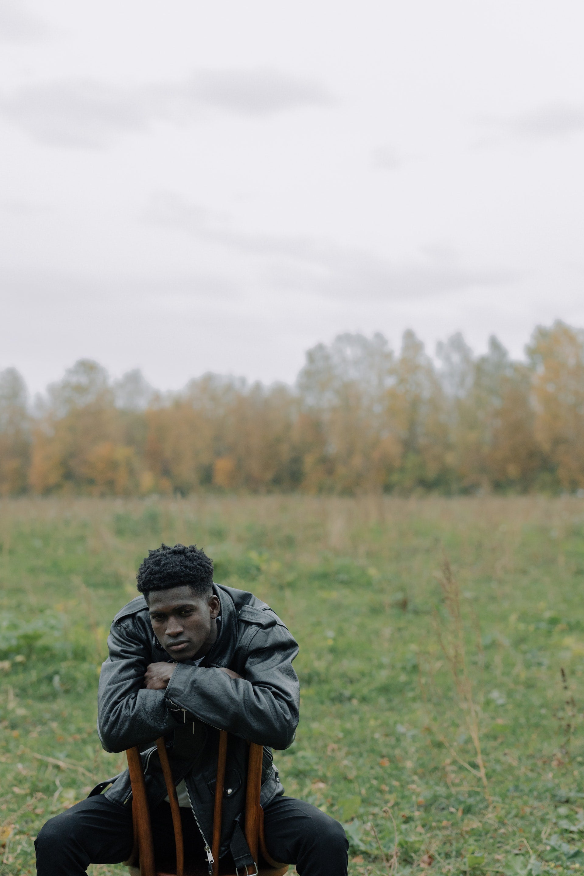 a man weaing a black jacket